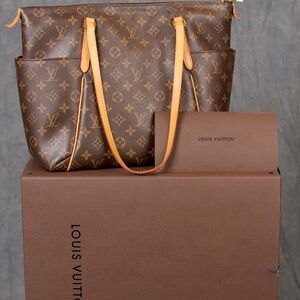 Authentic Louis Vuitton Totally MM. Original box, shopping bag and receipt.